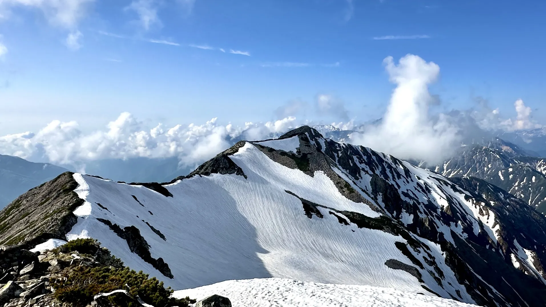 薬師岳山頂から望む北薬師岳（2024年6月）