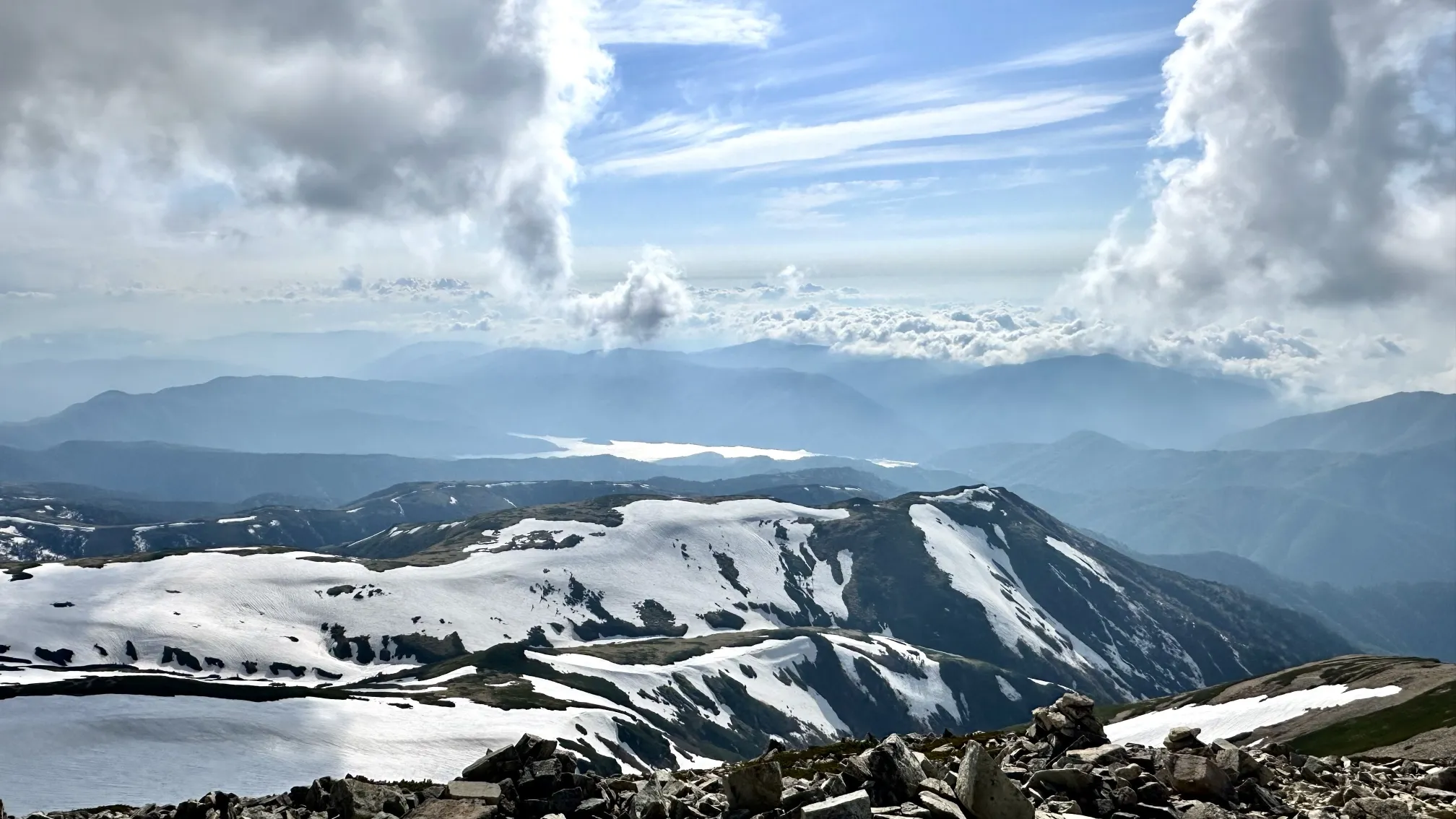 薬師岳山頂から望む有峰湖（2024年6月）