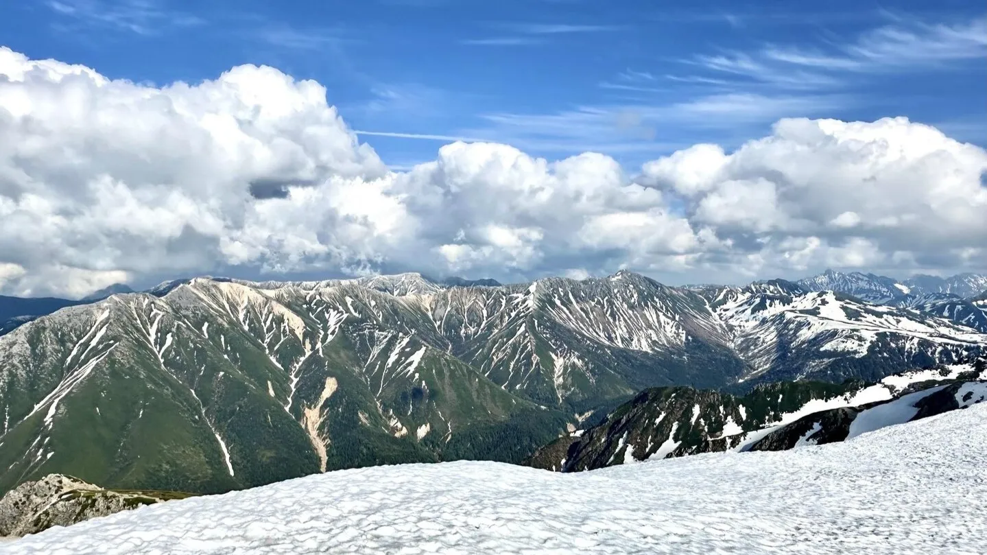 薬師岳山頂から望む赤牛岳＆水晶岳（2024年6月）