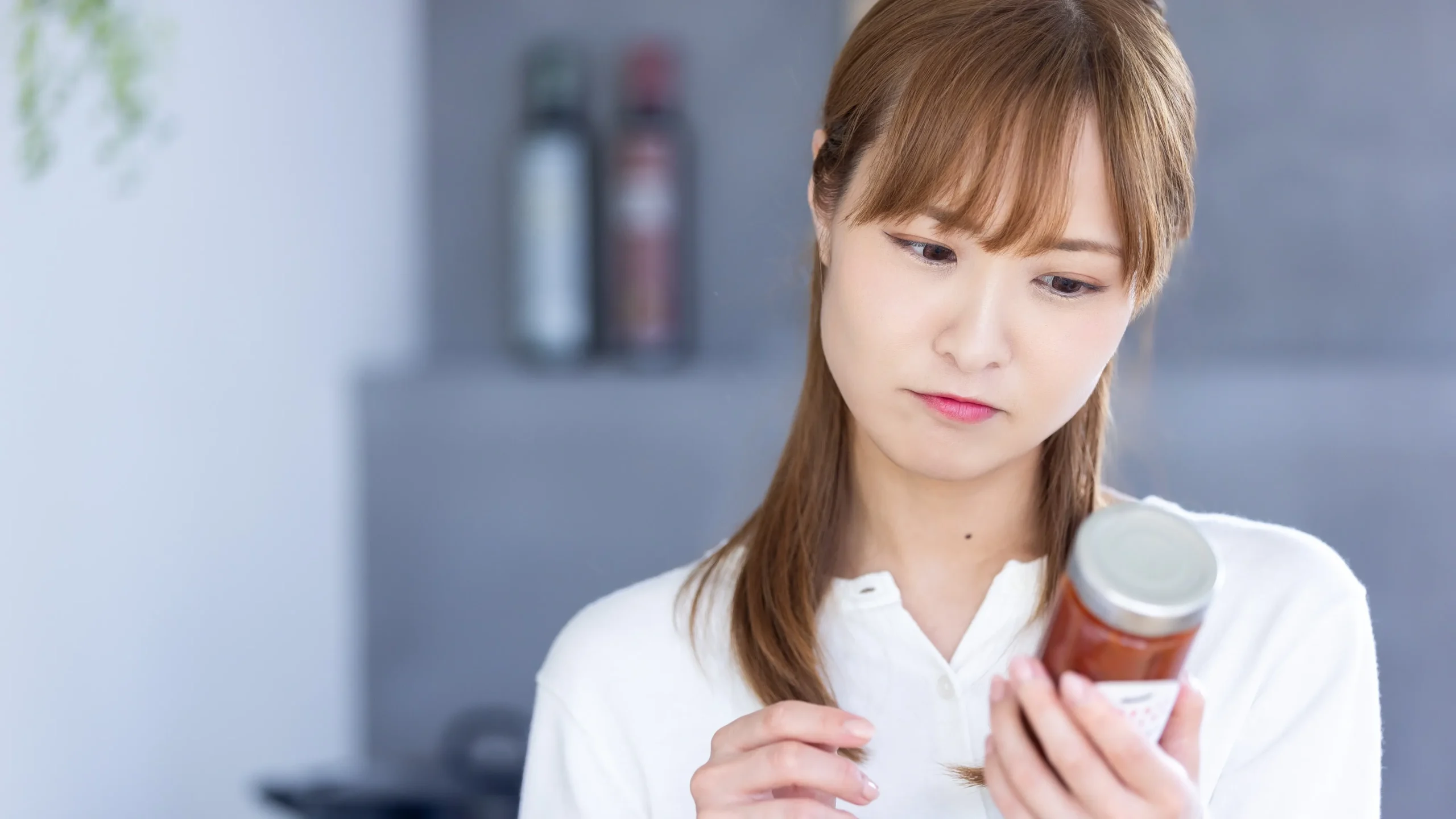 食品表示や賞味期限を確認する女性